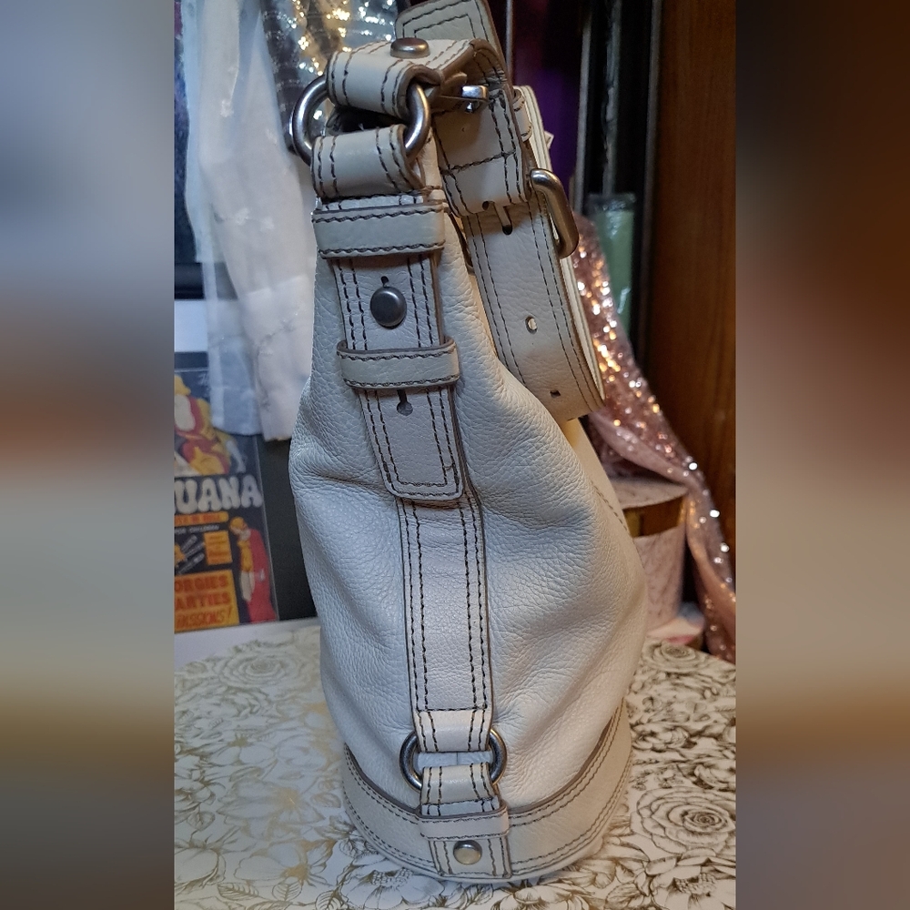 Fossil Off White Leather Shoulder Bag with Silver Hardware. - Picture 3 of 13